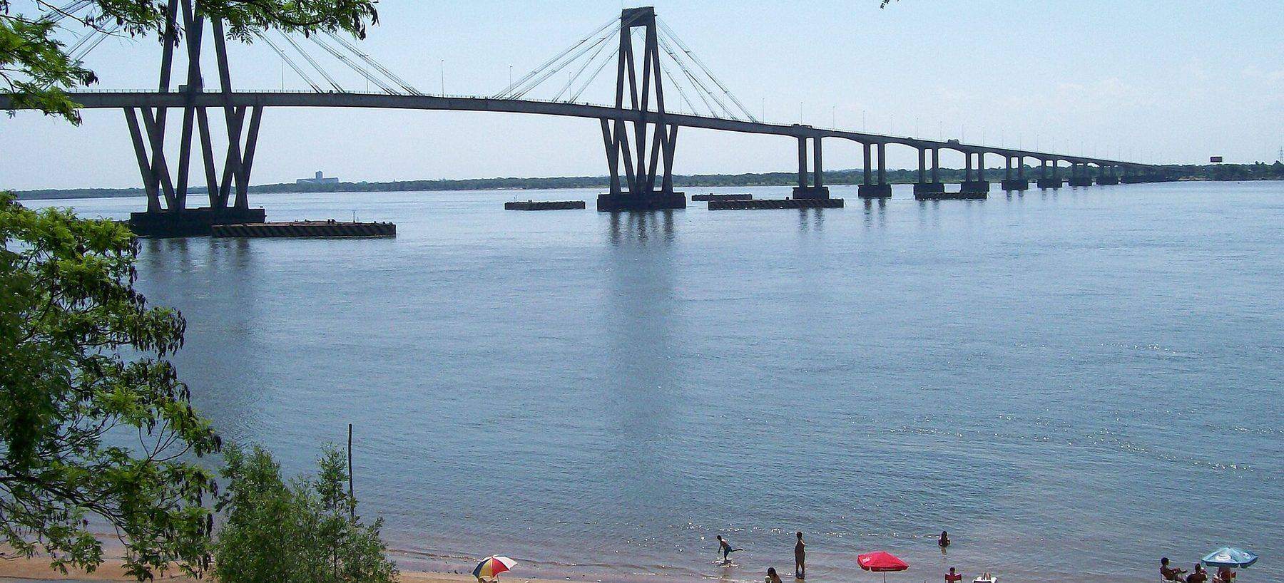 La costa de Corrientes con el Puente General Belgrano de fondo