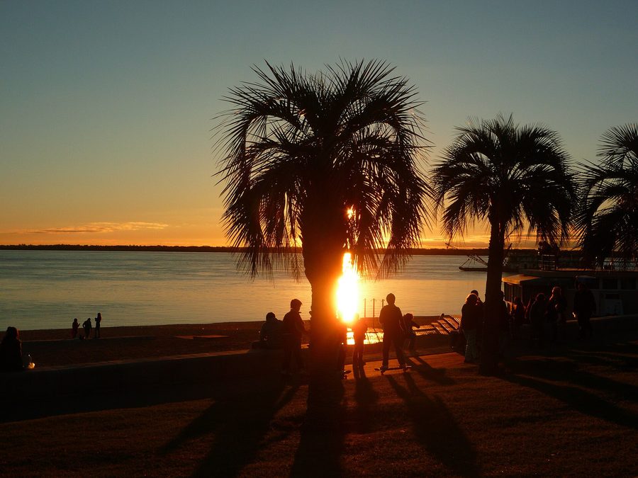 Atardecer en la costanera de Corrientes