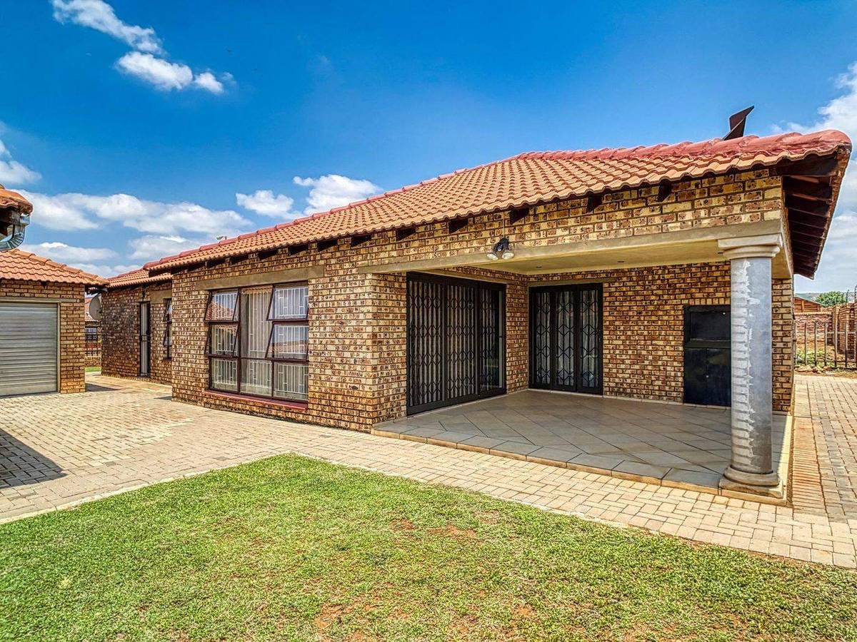 Casa de una planta con galería y jardín